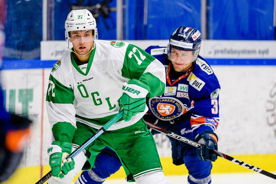 Rögles Daniel Zaar jagas av Växjös Oliver Bohm