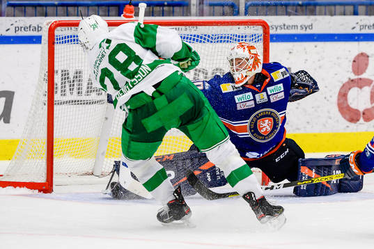 Växjös målvakt Viktor Fasth reagerar när Rögles Anton