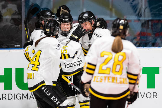 s Lisa Johansson (mitten) jublar med lagkamrater