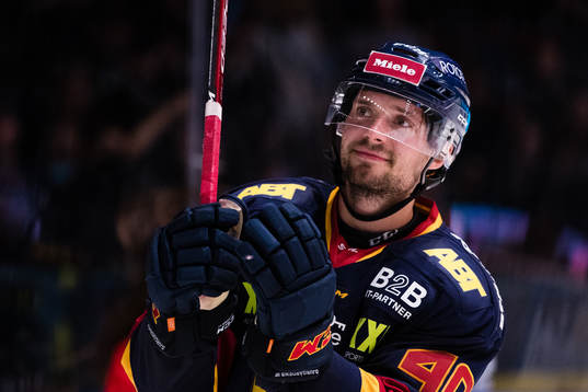 Djurgårdens Jacob Josefsson tackar publiken