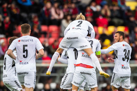 Kalmars Nils Fröling jublar med lagkamrater