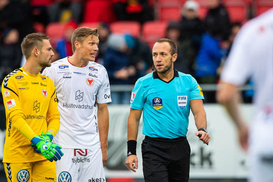 Kalmars målvakt Lucas Hägg-Johansson och Viktor Elm i samtal med huvuddomare Kaspar Sjöberg om en straffsituation