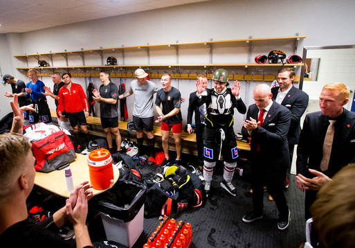 Örebros spelare Mathias Bromé får hjälmen som matchen