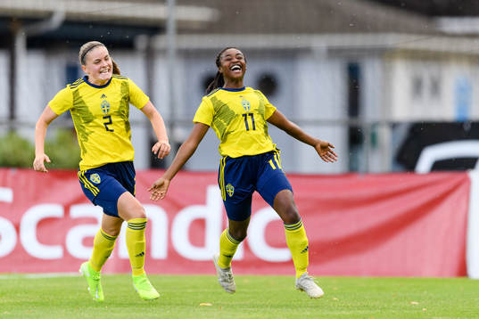 Sveriges Monica Jusu Bah (h) jublar efter 1-1 med Hanna Wijk (v)