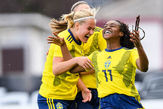 Sveriges Johanna Svedberg (v) och Monica Jusu Bah jublar