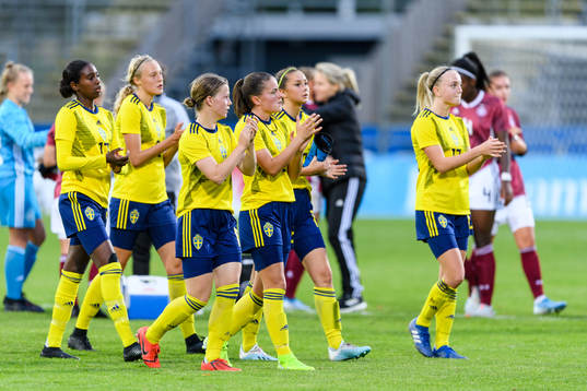 Sveriges spelare tackar publiken