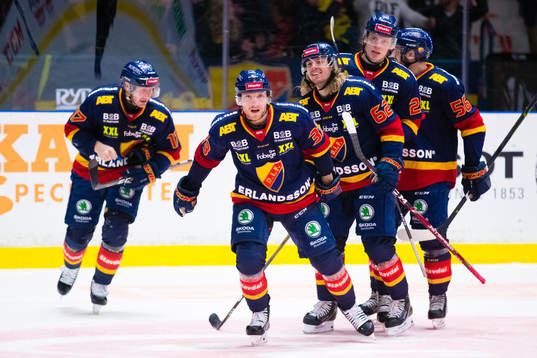 Djurgårdens Linus Hultström jublar med Henrik Eriksson,