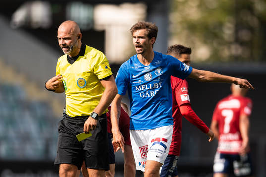 Trelleborgs Sebastian Ohlsson reagerar mot domare Robert