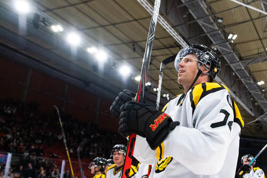 Brynäs Nicklas Danielsson tackar publiken