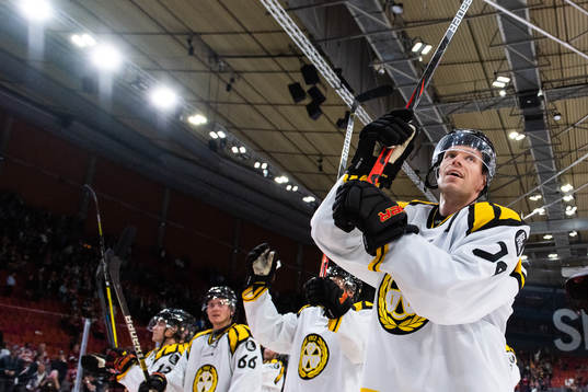 Brynäs Nicklas Danielsson tackar publiken