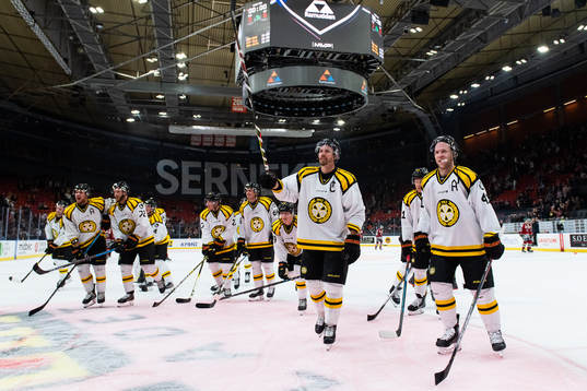 Brynäs Nicklas Danielsson och Greg Scott tackar publiken