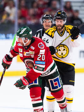 Frölundas Joel Lundqvist trycks till av Brynäs Jonathan