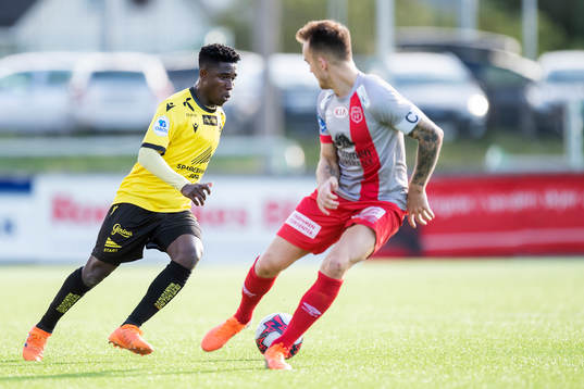 Isaac Twum of Start and Victor Grodås of Strømmen