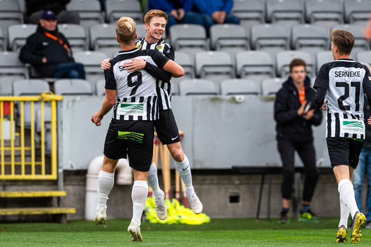 Landskronas Linus Olsson och Dennis Olofsson jublar