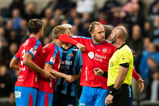 Helsingborgs Andreas Granqvist diskuterar med domare Stefan