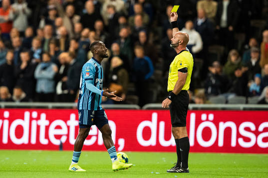 Djurgårdens Mohamed Buya Turay varnas av domare Stefan