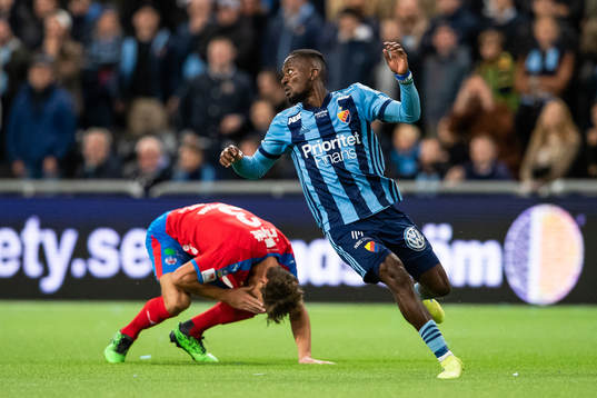 Helsingborgs Fredrik Liverstam tar sig mot ansiktet