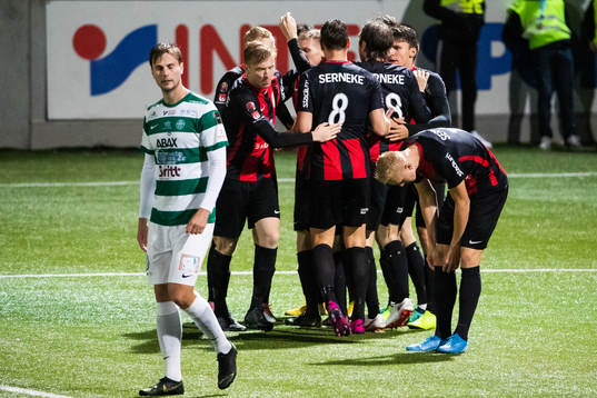 Brommapojkarnas Isac Lidberg jublar med lagkamrater