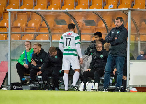 Skadade Västerås Carlos Gaete Moggia bredvid tränare