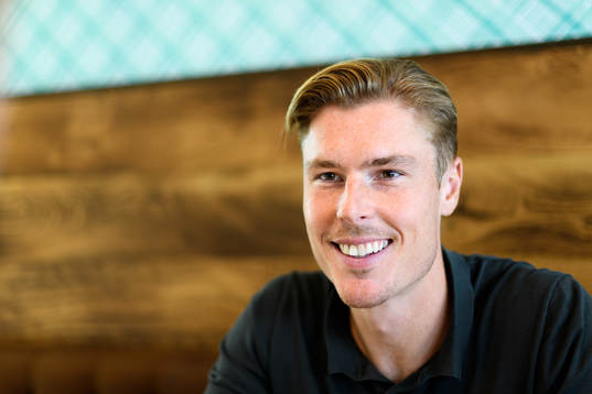 Gais Marcus Bergholtz blir intervjuad