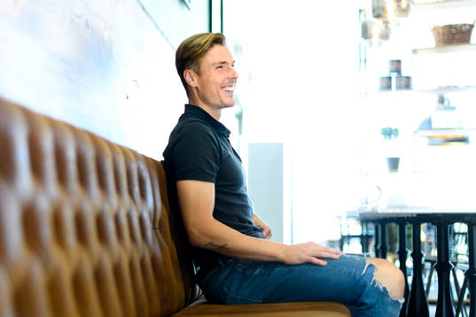 Gais Marcus Bergholtz blir intervjuad