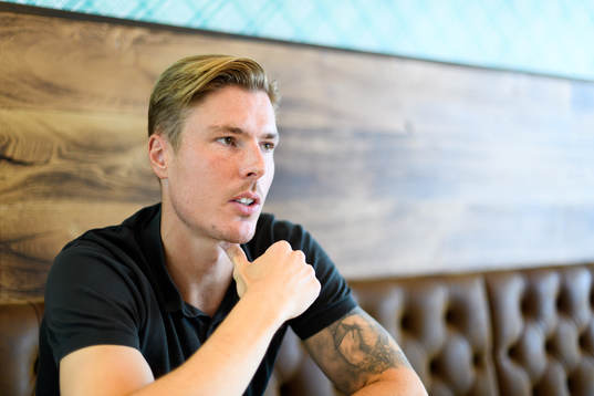 Gais Marcus Bergholtz blir intervjuad