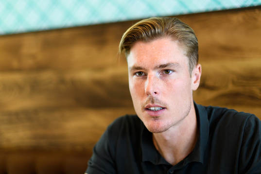 Gais Marcus Bergholtz blir intervjuad