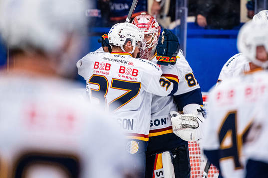 Djurgårdens målvakt Niklas Svedberg jublar