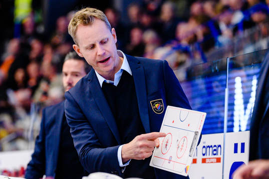 Djurgårdens tränare Robert Ohlsson med taktiktavla