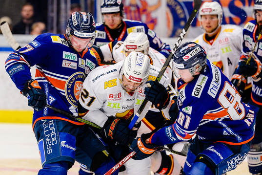 Djurgårdens Patrik Berglund mellan Växjös Martin