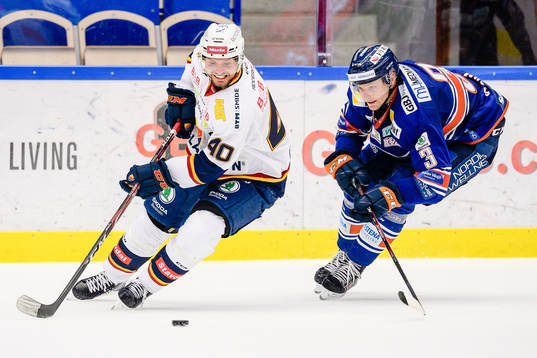 Djurgårdens Jacob Josefsson jagas av Växjös Oliver Bohm