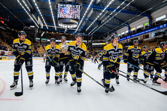s Simon Önerud jublar med lagkamrater