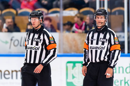 Domarna Johan Magnusson och Mikael Nord