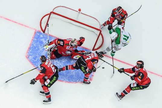 Rögles Mattias Sjögren oroar mot Malmö Redhawks målvakt