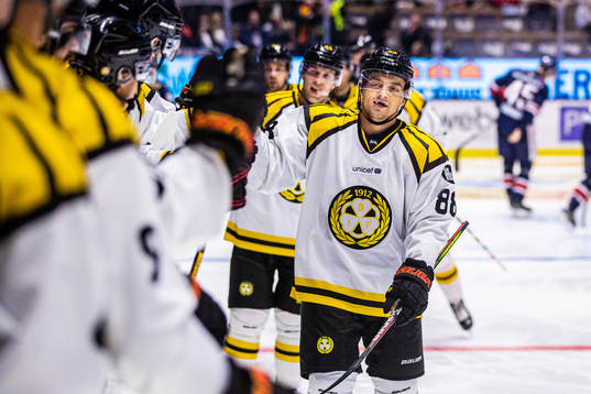 Brynäs Jaedon Descheneau jublar