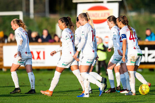 Rosengårds spelare jublar efter 1-0