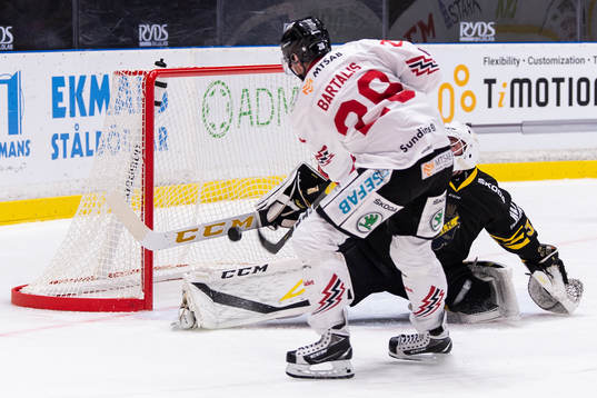 s målvakt August Hedlund räddar ett straffslag av Vita
