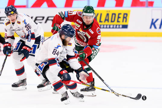 Frölundas Nicklas Lasu försvarar mot Linköpings Jimmy