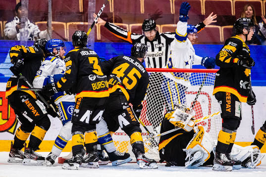 Leksands André Hult  och Linus Persson jublar