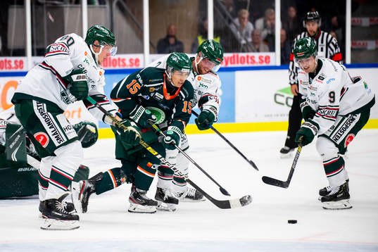 Kristianstads Erik Santesson omringad av Tingsryds Oscar