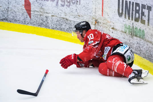 Vita Hästens Jesper Samuelsson ligger ner