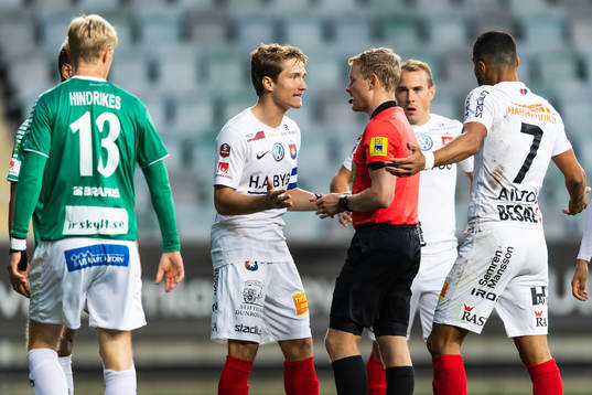 Örgrytes Jakob Lindström i diskussion med domare Fredrik