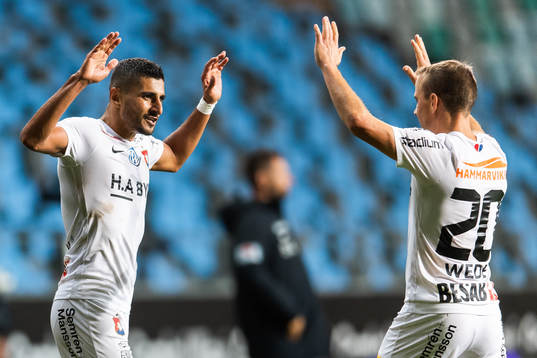 Örgrytes Ailton Almeida jublar med Calle Wede efter 3-1