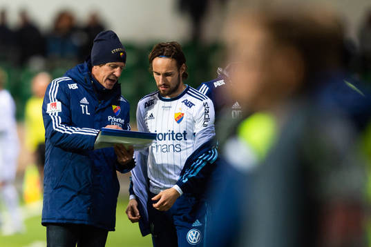 Djurgårdens tränare Kim Bergstrand instruerar Kevin Walker