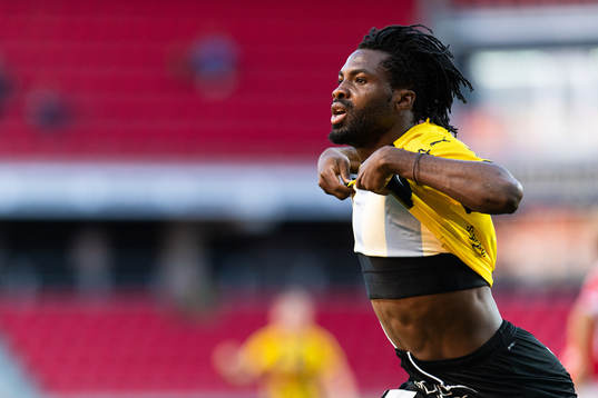 Häckens Kwame Kizito jublar efter att han gjort 1-1