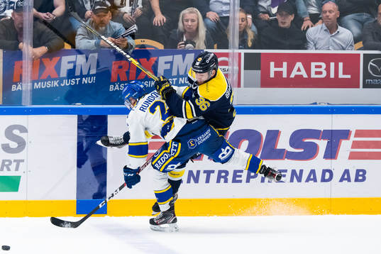 s Anthony Camara i närkamp