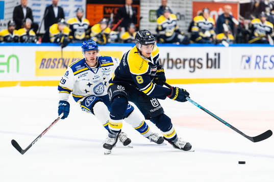 s Erik Friberg och Leksands David Rundqvist i kamp om pucken