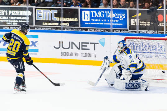 s Linus Sandin gör 2-1 bakom Leksands målvakt Axel Brage