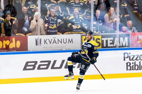 s Linus Sandin jublar