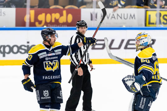 s Linus Sandin jublar med målvakt Hugo Alnefelt